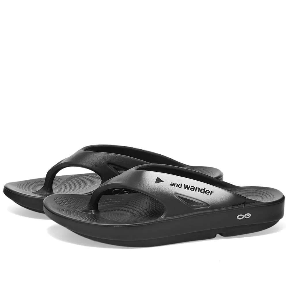 and wander x OOFOS Original Recovery SandalBlack